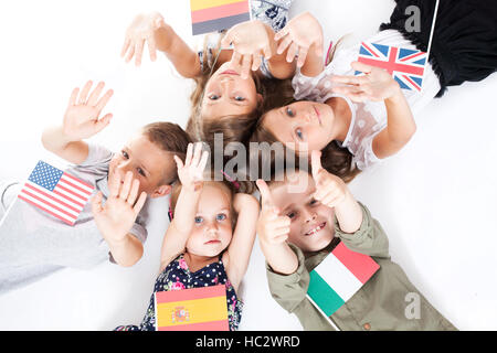 Pologne Groupe holding drapeaux de différents pays. Drapeau allemand, d'un drapeau de l'Angleterre, l'Espagne, l'Amérique, de la Russie, de la france, drapeau canada Banque D'Images