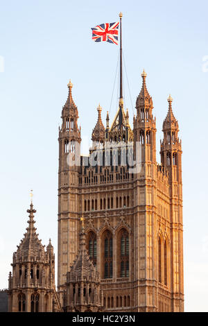 L'Union, se battant sur le dessus de la Tour Victoria, partie du palais de Westminster à Londres, au Royaume-Uni. Banque D'Images