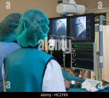 L'image du scanner avec les moniteurs d'artères du cœur et du rythme cardiaque au cours de la chirurgie non invasive à l'hôpital. Banque D'Images