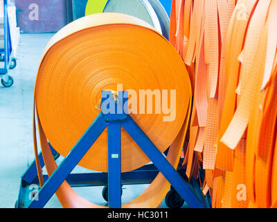 Sangles en nylon souple orange sur rouleau Banque D'Images