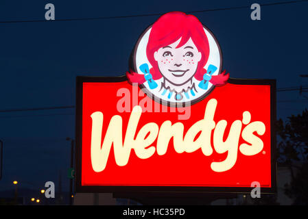 Wendys signer la nuit. Banque D'Images