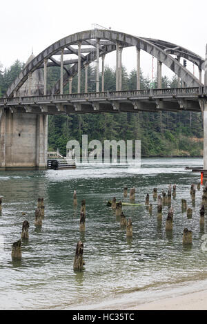 Rivière Siuslaw Pont de la route 101 à Florence, de l'Oregon. Banque D'Images