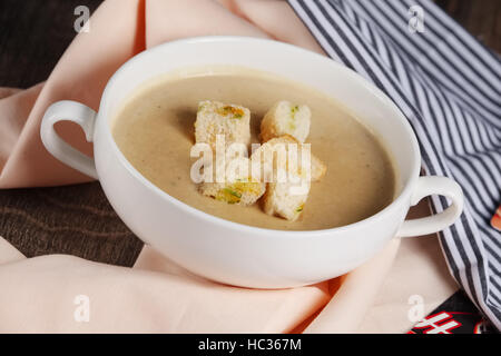 Soupe de crème aux champignons dans un bol blanc Banque D'Images