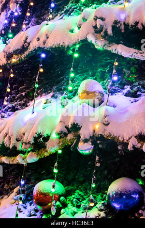 Divers des boules de Noël sur le sapin entre neige et des décorations de Noël Banque D'Images