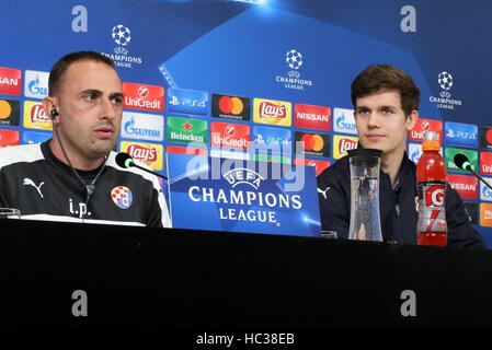 Turin, Italie. Le 06 Dec 2016. Juventus Stadium, Turin, Turin, Italie - 01/11/2016 : Ivaylo Petev parle au cours d'une conférence de presse Le Dinamo Zagreb en avant de la Ligue des Champions Groupe H match entre la Juventus et le Dinamo Zagreb au Juventus Stadium. © Massimiliano Ferraro/Pacific Press/Alamy Live News Banque D'Images