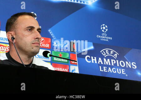 Turin, Italie. Le 06 Dec 2016. Juventus Stadium, Turin, Turin, Italie - 01/11/2016 : Ivaylo Petev parle au cours d'une conférence de presse Le Dinamo Zagreb en avant de la Ligue des Champions Groupe H match entre la Juventus et le Dinamo Zagreb au Juventus Stadium. © Massimiliano Ferraro/Pacific Press/Alamy Live News Banque D'Images