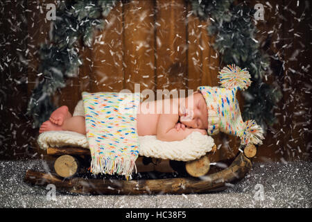 Le bébé dort dans des luges en bois. New Year's Eve Banque D'Images