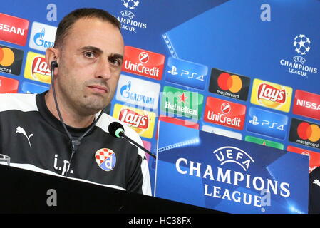 Turin, Italie. Le 06 Dec 2016. Juventus Stadium, Turin, Turin, Italie - 01/11/2016 : Ivaylo Petev parle au cours d'une conférence de presse Le Dinamo Zagreb en avant de la Ligue des Champions Groupe H match entre la Juventus et le Dinamo Zagreb au Juventus Stadium. © Massimiliano Ferraro/Pacific Press/Alamy Live News Banque D'Images