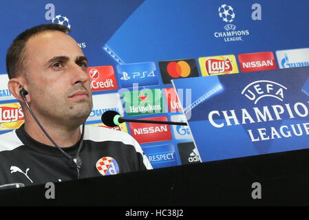 Turin, Italie. Le 06 Dec 2016. Juventus Stadium, Turin, Turin, Italie - 01/11/2016 : Ivaylo Petev parle au cours d'une conférence de presse Le Dinamo Zagreb en avant de la Ligue des Champions Groupe H match entre la Juventus et le Dinamo Zagreb au Juventus Stadium. © Massimiliano Ferraro/Pacific Press/Alamy Live News Banque D'Images