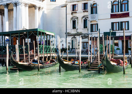 Venise, Italie - 12 octobre 2016 : gondoles s'arrêtent près de l'église San Simeone Piccolo (San Simeone e Giuda) à Venise. L'église a été construite en 1718-38 par Gi Banque D'Images