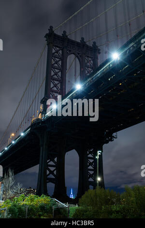 Manhattan, New York, USA. À la recherche de pont de Manhattan sur la rive de l'Hudson (côté de Brooklyn) Banque D'Images