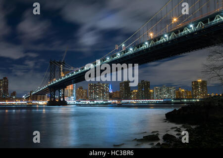 Manhattan, New York, USA. À la recherche de pont de Manhattan sur la rive de l'Hudson (côté de Brooklyn) Banque D'Images