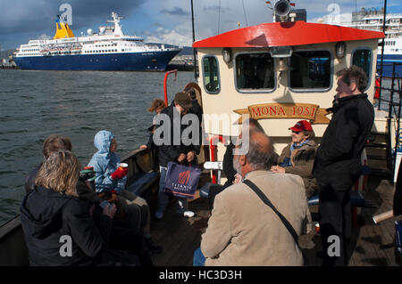 La coque rouge Bateau de tourisme Mona amarrés dans la rivière Lagan à Belfast en Irlande du Nord Royaume-Uni Royaume-Uni. Saga Pearl II big cruise accosté à Belfast. Banque D'Images