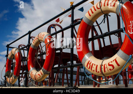 La coque rouge Bateau de tourisme Mona amarrés dans la rivière Lagan à Belfast en Irlande du Nord Royaume-Uni Royaume-Uni. Le Lagan Boat Company exécuter deux tou Banque D'Images