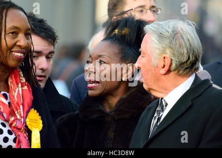 Floella Benjamin / la Baronne Benjamin (LibDem), ancien présentateur de télévision pour enfants, lors d'un événement sur Westminster College Green, se félicitant de nouveau MP fo Banque D'Images