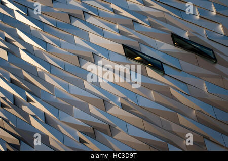 Titanic Belfast museum and Visitors Center, Titanic Quarter, Belfast, Irlande du Nord, Royaume-Uni. Le bâtiment est revêtu de débris de métal et lorsque la lumière pl Banque D'Images