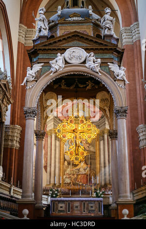 Bologne, Italie - 16 octobre, 2016 : autel dans la Basilique de San Petronio à Bologne ville. Basilique est l'église principale de Bologne, c'est la plus grande église b Banque D'Images