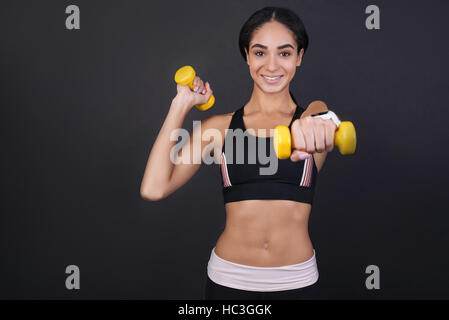 Optimiste des fille se balançant muscles Banque D'Images