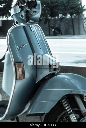 Un vieux scooter Vespa garé le long de la route. Une véritable icône du Made in Italy et de l'icône des années 50 et 60 Banque D'Images