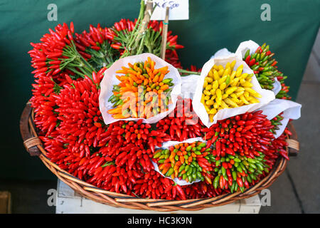 Voyage d'Italie - Panier de piment sur légumes du marché en Italie Banque D'Images