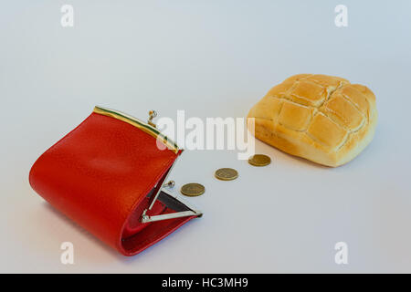 Le prix d'une miche de pain /un sac contenant des cents pour acheter une miche de pain Banque D'Images
