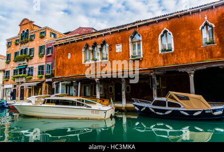 Bateaux amarrés à l'extérieur d'un vieux bâtiment dans l'île de Murano, Venise, Italie Banque D'Images