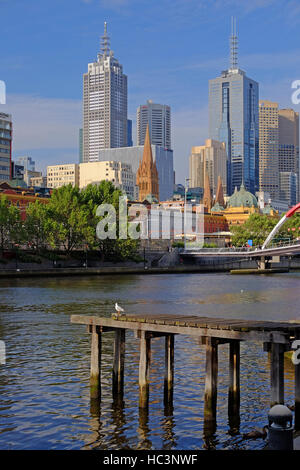 À Victoria de Melbourne, Australie, se trouve sur le fleuve Yarra. Banque D'Images