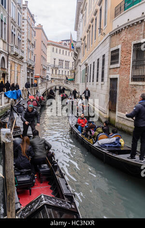 Un groupe de touristes chinois équitation de gondoles sur le canal à Venise, Italie. Banque D'Images