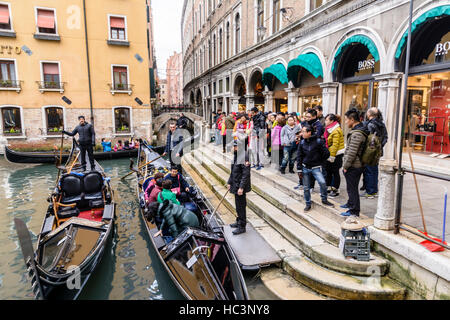 Un groupe de touristes chinois équitation de gondoles sur le canal à Venise, Italie. Banque D'Images