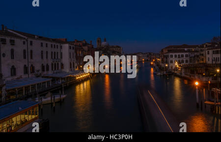 Des sentiers de lumière à partir de bateaux de passage au crépuscule sur le Grand Canal, Venise, Italie Banque D'Images