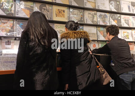 Les fans de musique à Londres à des enregistrements dans un magasin de disques d'occasion. Banque D'Images