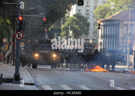 Rio de Janeiro, Brésil. 6e Dec 2016. La tension à Rio de Janeiro dans downtownon l'après-midi du mardi 6 décembre 2016, au Brésil. Manifestants et policiers ont affronté la police et il y avait truculence pour disperser les manifestants. Il y avait l'utilisation d'une grande force de police, tirs d'armes non létales, et bien d'bombes lacrymogènes. La police a envahi l'église de Saint Joseph, qui est à côté de l'Alerj (Rio de Janeiro) du Parlement européen. Ils ont utilisé le balcon de l'église de tirer sur les manifestants avec des balles en caoutchouc et bombes à effet moral. Credit : Luiz Souza/Alamy Live News Banque D'Images