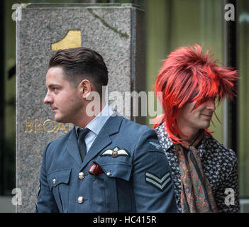 Londres, Royaume-Uni. 7 Décembre, 2016. Les commerçants de la ville et les employés arrivent déguisés prêt à assister à la 24e Journée mondiale de l'ICAP Charity Crédit : Guy Josse/Alamy Live News Banque D'Images