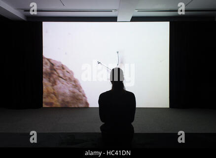 Galeries Serpentine, Londres, Royaume-Uni. 7 décembre 2016. La première exposition de l'artiste basé à New York, Lucy Raven (né en 1977) à la Serpentine Gallery. Un membre du personnel de la galerie dans le Deccan, montres, 2015 animation photographique, couleur, sonore. Credit : artsimages/Alamy Live News. Banque D'Images