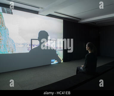 Galeries Serpentine, Londres, Royaume-Uni. 7 décembre 2016. La première exposition de l'artiste basé à New York, Lucy Raven (né en 1977) à la Serpentine Gallery. Un membre du personnel de la galerie dans le Deccan, montres, 2015 animation photographique, couleur, sonore. Credit : artsimages/Alamy Live News. Banque D'Images