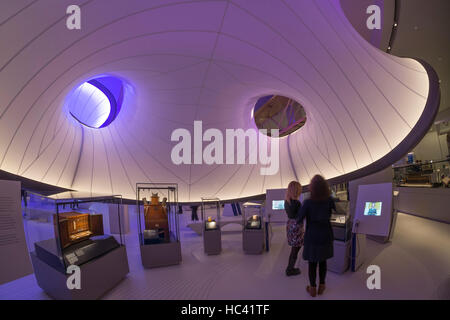 Le Science Museum, Londres, Royaume-Uni. 7 décembre 2016. Les mathématiques : la galerie Winton, appuyez sur Aperçu. Conçu par le célèbre architecte Zaha Hadid, cette nouvelle galerie raconte l'histoire de la façon dont les mathématiques ont façonné notre monde et s'étend sur 400 ans de l'ingéniosité de l'histoire mathématique portant à la vie à travers la conception et l'architecture de son affiche. Credit : artsimages/Alamy Live News. Banque D'Images