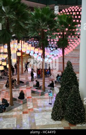 New York, NY, US, USA. 7 Décembre, 2016. New York, NY, USA ''"- 7 décembre, 2016 -- Les luminaires ''" une installation de centaines de lumières qui pendent du plafond de verre atrium au complexe Place Brookfield dans le Lower Manhattan, est une voûte de lanternes rougeoyant dynamique. Les feux deviennent dynamiques lorsque les visiteurs interactive placer ses mains sur l'un des ''désireux d'affectation'' ''" créé comme quelque chose d'un puits luminescents ''" que d'envoyer une vague de changements de couleurs grâce à l'installation. Photo © G. Ronald Lopez/DigiPixsAgain.us/Alamy Live News (crédit Image : © 2016 Ronald G. Lopez via Banque D'Images