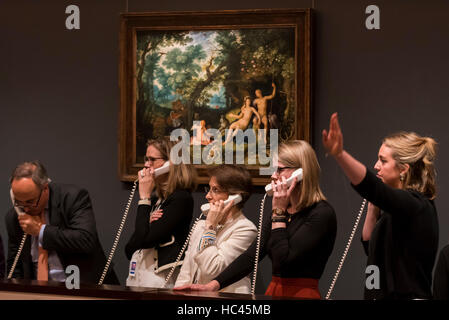 Londres, Royaume-Uni. 7 décembre 2016. Sotheby's le personnel à faire les soumissions au nom des clients de téléphone devant 'Vénus et Adonis se reposant dans un vaste paysage, avec Cupidon et de chiens de chasse et leurs carrières' par Cornelis Cornelisz. Savery Roelandt van Haarlem Haarlem qui a été vendu à un prix d'adjudication de GBP150k (est. 150-200 k) à des Vieux Maîtres Vente du soir chez Sotheby's à New Bond Street. Crédit : Stephen Chung / Alamy Live News Banque D'Images