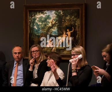 Londres, Royaume-Uni. 7 décembre 2016. Sotheby's le personnel à faire les soumissions au nom des clients de téléphone devant 'Vénus et Adonis se reposant dans un vaste paysage, avec Cupidon et de chiens de chasse et leurs carrières' par Cornelis Cornelisz. Savery Roelandt van Haarlem Haarlem qui a été vendu à un prix d'adjudication de GBP150k (est. 150-200 k) à des Vieux Maîtres Vente du soir chez Sotheby's à New Bond Street. Crédit : Stephen Chung / Alamy Live News Banque D'Images