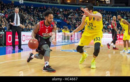 Vilnius. 7 Décembre, 2016. Rashaun Broadus (L) de Lietuvos Rytas Vilnius Lituanie de dribble la balle lors d'un match de la série 9 de la saison régulière 2016-2017 EuroCup contre l'ALBA Berlin de l'Allemagne à Vilnius, Lituanie, Dec.7, 2016. Lietuvos Rytas Vilnius perdu 97-99. Alfredas © Pliadis/Xinhua/Alamy Live News Banque D'Images