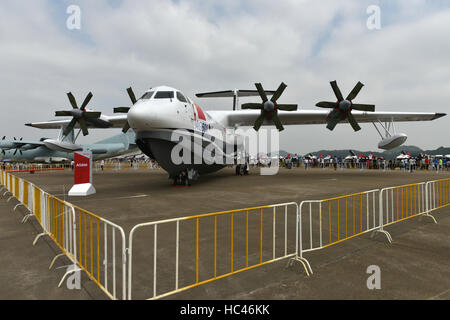 Beijing, la province chinoise du Guangdong. 30Th Oct, 2016. Un AG600, la Chine à l'avion amphibie la plus importante dans le monde, s'affiche pour la 11e China International Aviation and Aerospace Exhibition à Zhuhai, Province du Guangdong en Chine du sud, le 30 octobre 2016. Les 37 mètres de long AG600 avec une envergure de 38,8 mètres, de la taille d'un Boeing 737, pourrait être utilisé pour combattre les incendies de forêt et d'effectuer des missions de sauvetage. La Chine réussi d'importantes percées dans le développement scientifique et technologique en 2016. © Liang Xu/Xinhua/Alamy Live News Banque D'Images