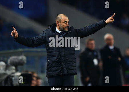 Porto, Portugal. 7 Décembre, 2016. L'entraîneur de Leicester Nuno Espirito Santo réagit au cours de la Ligue des Champions, Groupe G, match de football entre le FC Porto et Leicester City FC au stade du Dragon de Porto, Portugal, le 7 décembre 2016. Porto a gagné 5-0. Credit : Zhang Liyun/Xinhua/Alamy Live News Banque D'Images