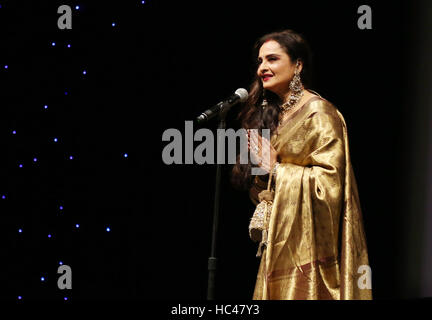 Dubaï, Émirats arabes unis. 7 Décembre, 2016. L'actrice bollywoodienne Rekha parle au cours de la cérémonie de gala de la soirée d'ouverture du 13e Festival International du Film de Dubaï à Dubaï, Émirats arabes unis, le 7 décembre 2016. Crédit : Li Zhen/Xinhua/Alamy Live News Banque D'Images