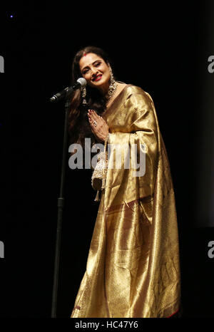 Dubaï, Émirats arabes unis. 7 Décembre, 2016. L'actrice bollywoodienne Rekha parle au cours de la cérémonie de gala de la soirée d'ouverture du 13e Festival International du Film de Dubaï à Dubaï, Émirats arabes unis, le 7 décembre 2016. Crédit : Li Zhen/Xinhua/Alamy Live News Banque D'Images