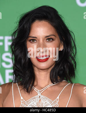 Westwood, Californie, USA. 7 Décembre, 2016. Olivia Munn arrive pour la première du film 'Office' Party de Noël au Village Théâtre. Credit : Lisa O'Connor/ZUMA/Alamy Fil Live News Banque D'Images