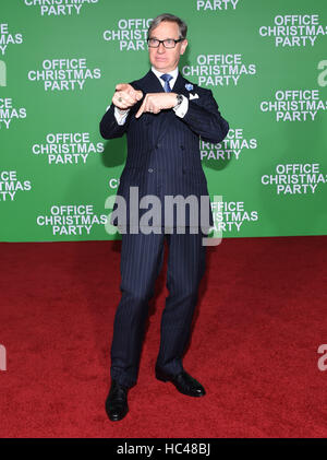 Westwood, Californie, USA. 7 Décembre, 2016. Paul Feig arrive pour la première du film 'Office' Party de Noël au Village Théâtre. Credit : Lisa O'Connor/ZUMA/Alamy Fil Live News Banque D'Images