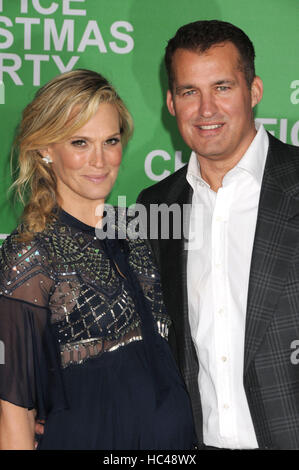 Los Angeles, Californie, USA. 7 Décembre, 2016. 7 décembre 2016 - Los Angeles California USA - Actrice Molly Sims, SCOTT STUBER au ''party de Noël de bureau'' Premiere tenue au Regency Village Theatre, Westwood, Los Angeles CA Crédit : Paul Fenton/ZUMA/Alamy Fil Live News Banque D'Images