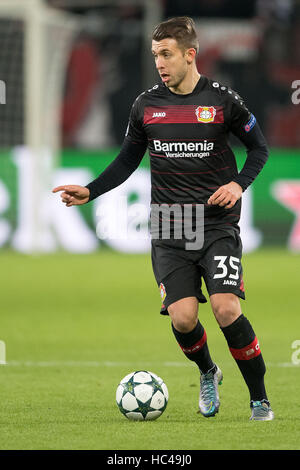 Leverkusen, Allemagne. 7 Décembre, 2016. Leverkusen's Vladlen Yurchenko en action lors de la Ligue des Champions match de football entre le Bayer Leverkusen et l'AS Monaco à la BayArena à Leverkusen, Allemagne, 7 décembre 2016. Photo : Marius Becker/dpa/Alamy Live News Banque D'Images