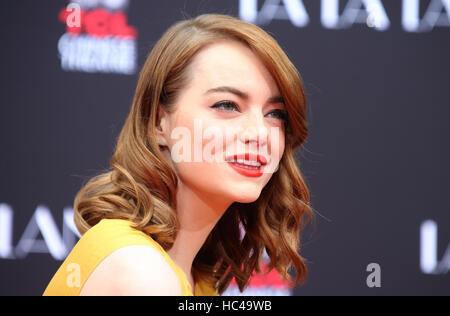 Hollywood, CA. 07Th Dec, 2016. Emma Stone, à Ryan Gosling et Emma Stone part à la cérémonie de l'empreinte et Théâtre chinois de Grauman IMAX, Californie le 07 décembre 2016. Credit : Faye Sadou/media/Alamy Punch Live News Banque D'Images