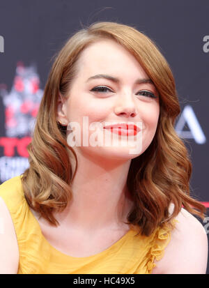 Hollywood, CA. 07Th Dec, 2016. Emma Stone, à Ryan Gosling et Emma Stone part à la cérémonie de l'empreinte et Théâtre chinois de Grauman IMAX, Californie le 07 décembre 2016. Credit : Faye Sadou/media/Alamy Punch Live News Banque D'Images